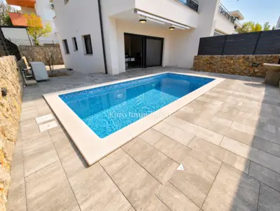 Kuća 128 m², Malinska - grijani bazen i okućnica