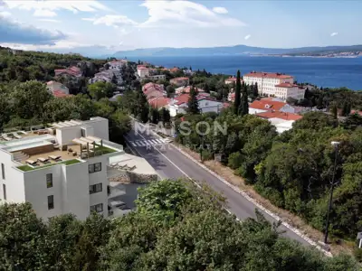 Luksuzna stambena zgrada s krovnom terasom