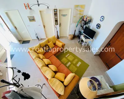 Kuća 116 m², Otok Brač - prvi red do mora - 9