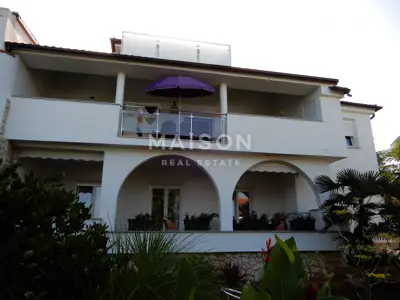 Kuća 300 m², Malinska na otoku Krku, blizu mora i centra - 13