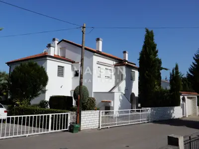 Kuća 300 m², Malinska na otoku Krku, blizu mora i centra