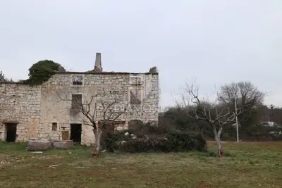 Stone house 25 m², Bale - courtyard and view