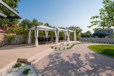 Apartment 58 m², Peroj - shared pool and garden area - 7