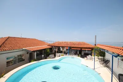 Apartmanska kuća 1 036 m², Omiš - 150 m od plaže