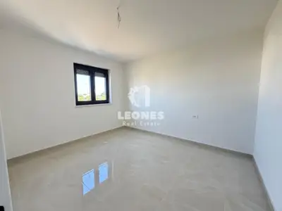 Stan na prvom katu s krovnom terasom sa predivnim pogledom na more u Novigradu - 13