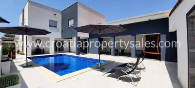 Villa 244 m², Zadar - 800 m vom Meer