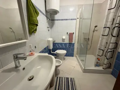 Stan 76 m², Njivice - 3 sobe, vrt - 8