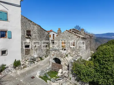 Three terraced houses for renovation in an excellent location with panoramic views - 2
