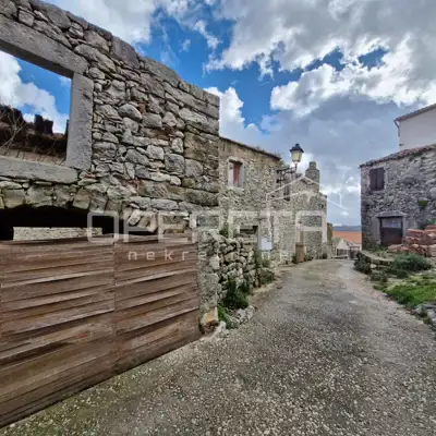 Three terraced houses for renovation in an excellent location with panoramic views - 9