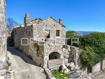Three terraced houses for renovation in an excellent location with panoramic views
