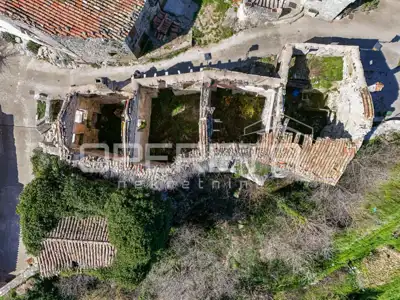 Three terraced houses for renovation in an excellent location with panoramic views - 11