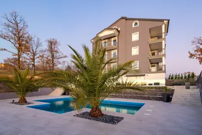MARČELJI, VRTAČE - LUXUSWOHNUNGEN 85 m² ZUR MIETE MIT POOL UND GARTEN