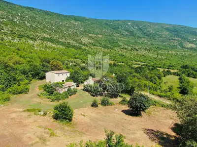 Imanje 2.776 m², Kršan - pogled na Učku i privatnost - 2
