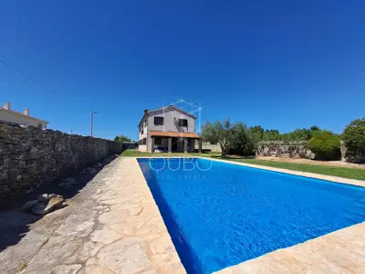 Villa 313 m², Sveti Lovreč - ruhige Lage und Pool