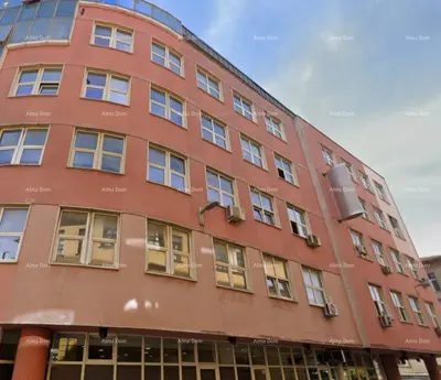 Poslovni prostor 25 m², Pula, Centar - ured na 2. katu