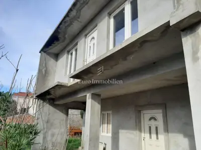 Kuća 355 m², Povljana - centar i vrt 365 m²