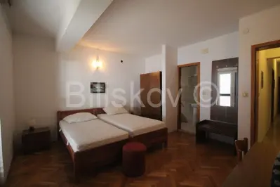 Podstrana 1 red uz more kuća sa više stambenih jedinica - 18