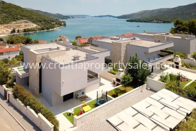 Vile 1150 m², Trogir - 3 vile, 3 bazena i pogled na more