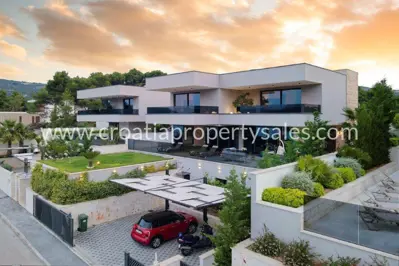 Villas 1150 m², Trogir - 3 villas, 3 pools and sea view - 3