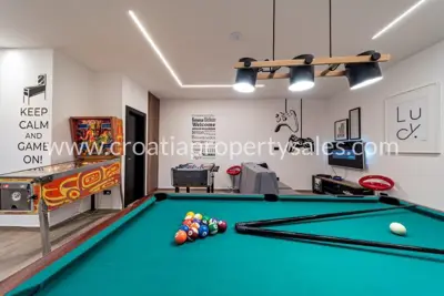 Villas 1150 m², Trogir - 3 villas, 3 pools and sea view - 12