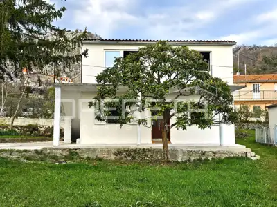 Kuća 469 m², Katuni - mirno okruženje i privatnost