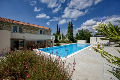 Stone villa 332 m², Poreč - pool and landscaped garden - 4