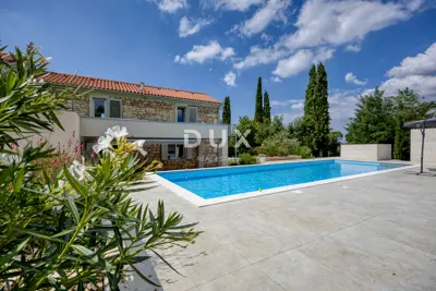 Stone villa 332 m², Poreč - pool and landscaped garden - 3