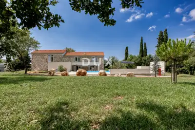 Stone villa 332 m², Poreč - pool and landscaped garden