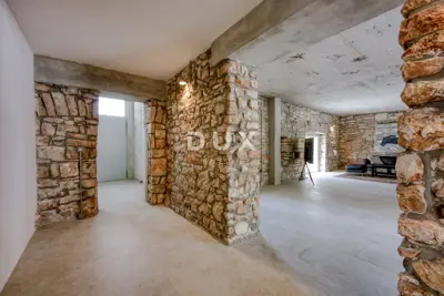 Stone villa 332 m², Poreč - pool and landscaped garden - 18