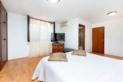 House 365 m², Rovinj - sea view and three residential units - 14