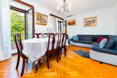 House 365 m², Rovinj - sea view and three residential units - 10