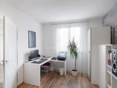 Štinjan – kuća s tri stana i okućnicom - 9