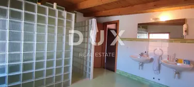 Haus 332 m², Petrići - 3 Wohneinheiten - 18