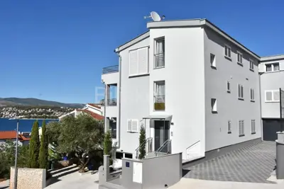 Apartmenthaus 690 m², Okrug Gornji - 200 m vom Meer