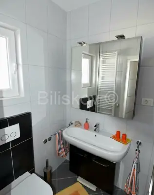 Apartmenthaus 690 m², Okrug Gornji - 200 m vom Meer - 20