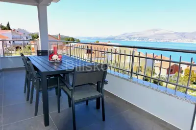 Apartmenthaus 690 m², Okrug Gornji - 200 m vom Meer - 2