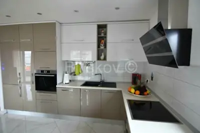 Apartmenthaus 690 m², Okrug Gornji - 200 m vom Meer - 10