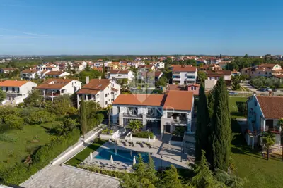 Haus zum Kauf in Poreč, 683 m² - 2