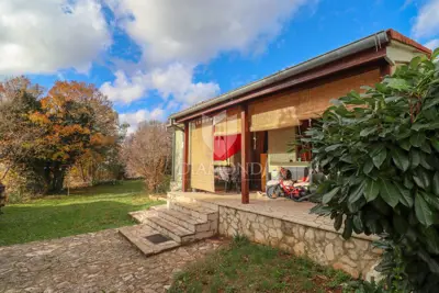 House with two residential units near Marčana!