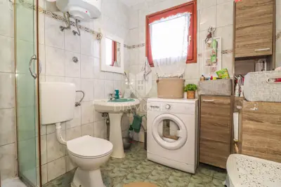 Kuća sa dvije stambene jedinice blizu Marčane! - 8