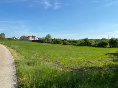 Građevinsko zemljište u Barbanu, asfaltni pristup i infrastruktura