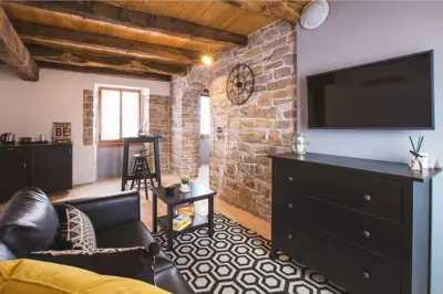 Haus, Oprtalj, Gewerberaum und 3 Apartments - 7