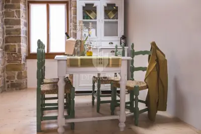 Haus, Oprtalj, Gewerberaum und 3 Apartments - 3