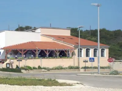 Kuća s puno potencijala samo 40m od mora!