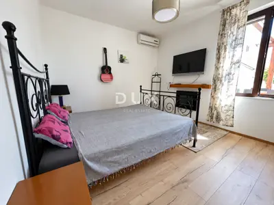 Haus 154 m², Šibenik - Zentrum, drei Wohnungen und Hof - 16