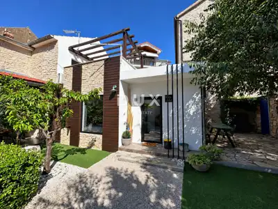 Haus 154 m², Šibenik - Zentrum, drei Wohnungen und Hof