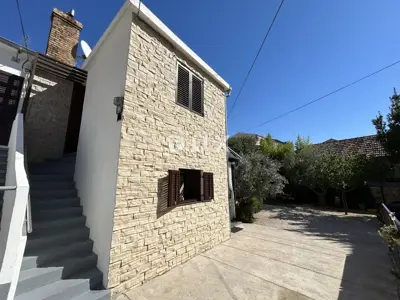 Haus 154 m², Šibenik - Zentrum, drei Wohnungen und Hof - 5