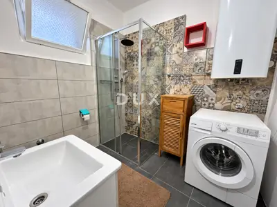 Haus 154 m², Šibenik - Zentrum, drei Wohnungen und Hof - 14