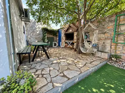 Haus 154 m², Šibenik - Zentrum, drei Wohnungen und Hof - 7