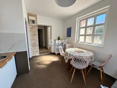 Haus 154 m², Šibenik - Zentrum, drei Wohnungen und Hof - 12